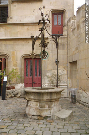 Aljibe en el museo Cluny - París - FRANCIA. Foto No. 25742