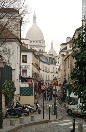 Rue Norvins. Al fondo, Sacre Coeur. - París - FRANCIA. Foto No. 25825