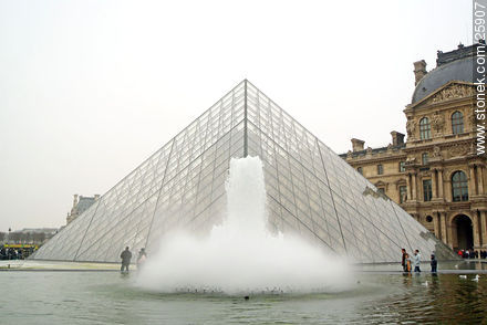 Fuente y Pirámide - París - FRANCIA. Foto No. 25907