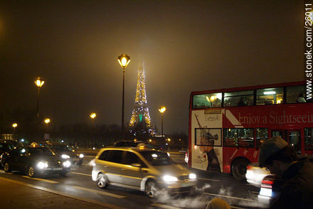 Pont de L'Alma. Tour Eiffel. Hasta diez minutos después de la hora en punto titilan luces. - París - FRANCIA. Foto No. 26011