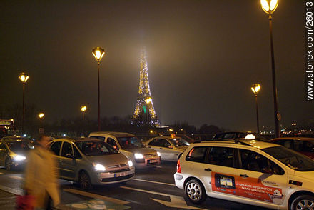 Pont de L'Alma. Tour Eiffel. Hasta diez minutos después de la hora en punto titilan luces. - París - FRANCIA. Foto No. 26013