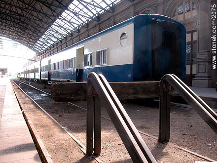 Vagón de pasajeros en la Estación Central General Artigas - Departamento de Montevideo - URUGUAY. Foto No. 2075