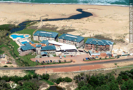 Hotel en construcción - Punta del Este y balnearios cercanos - URUGUAY. Foto No. 2181